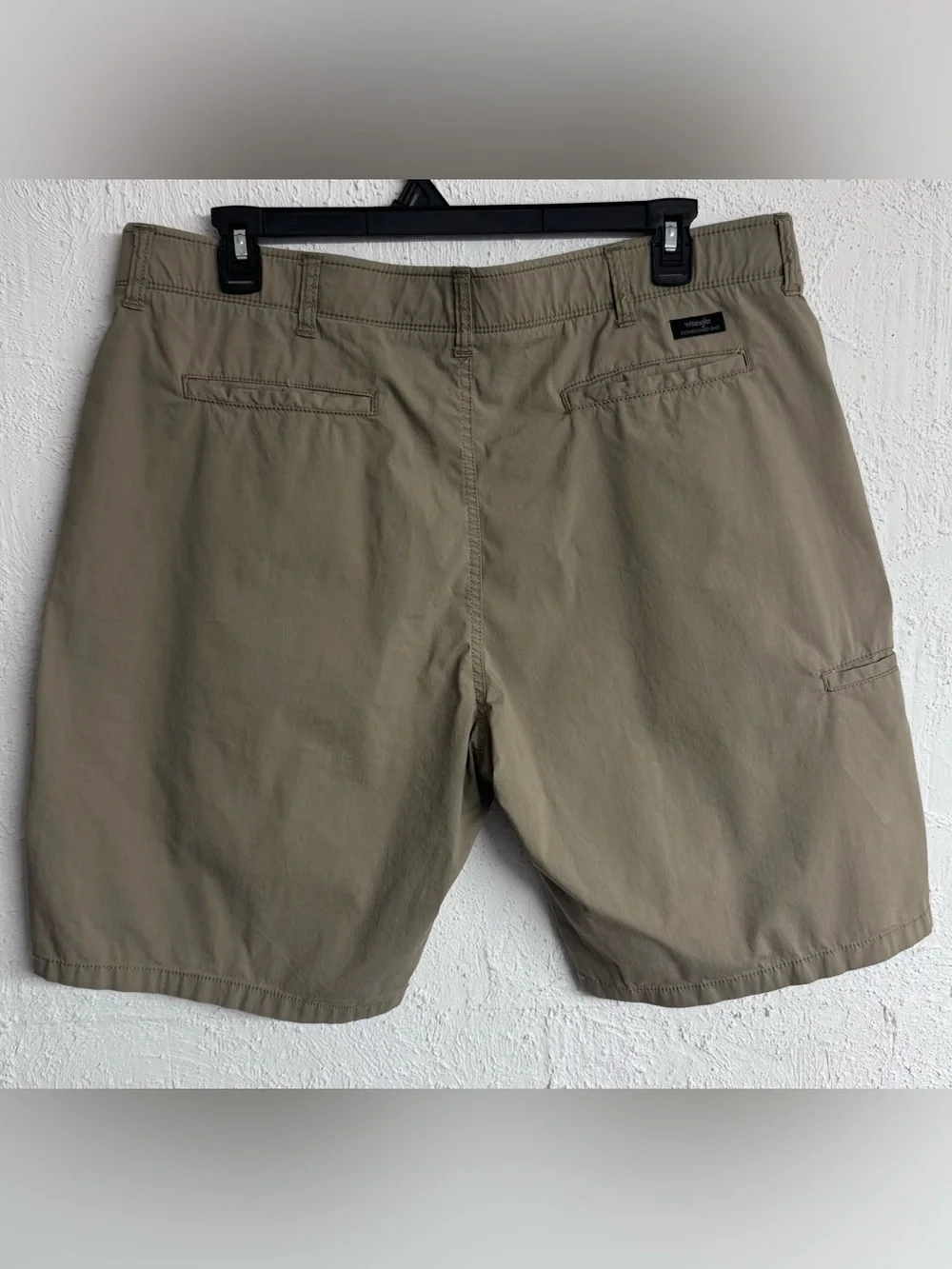 Men's Wrangler All Terrian Gear Khaki Utility Cargo Stretch Shorts Size 40